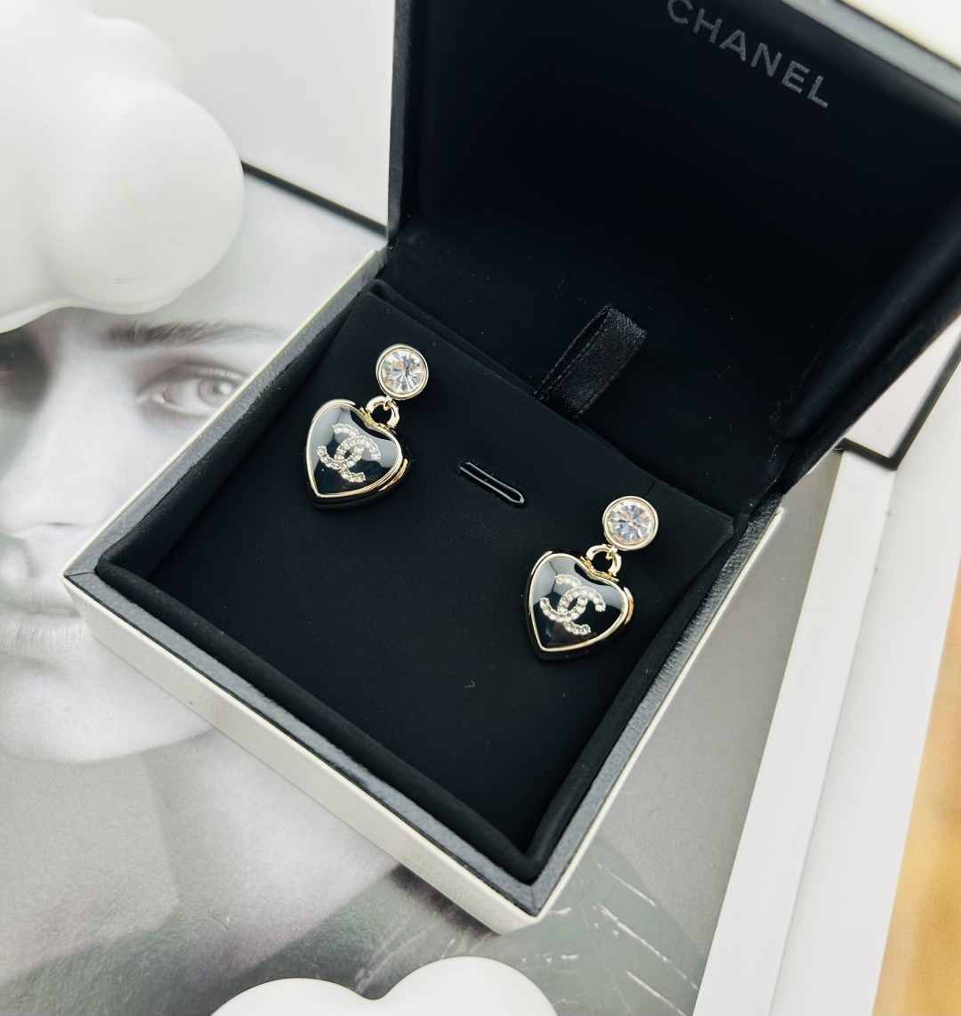 Chanel heart-shaped earrings - cnluxepick