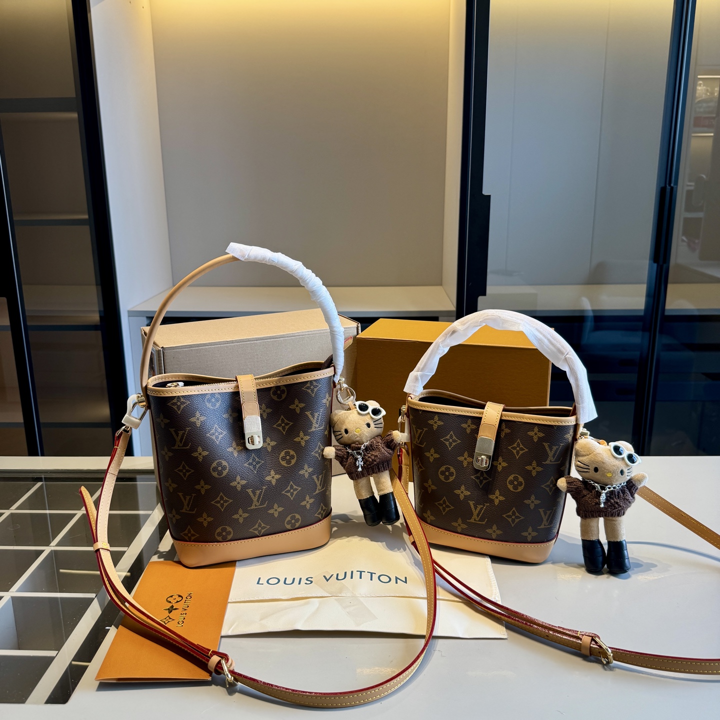 LV bucket bag - cnluxepick