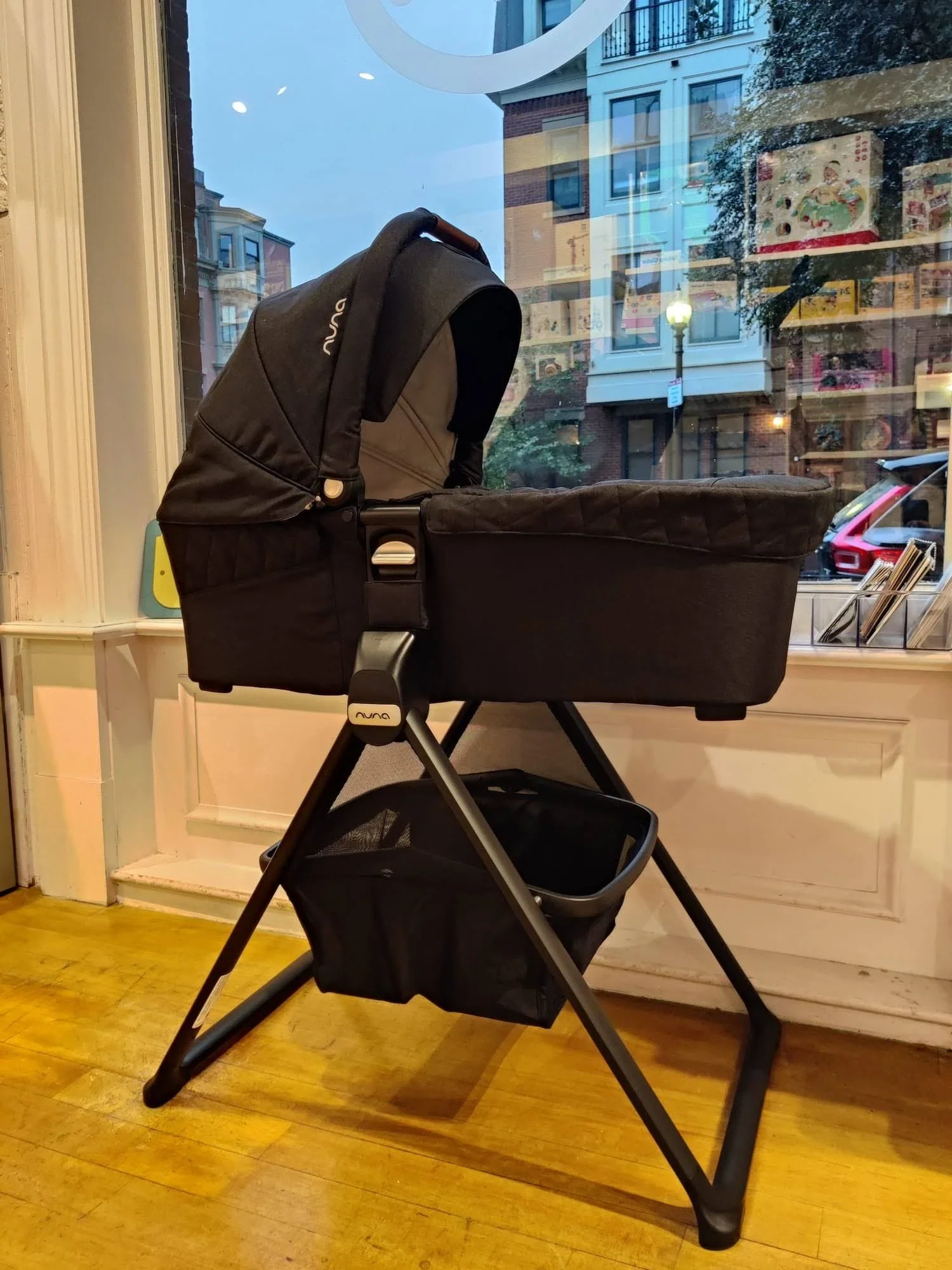 Nuna Mixx Series Bassinet & Stand