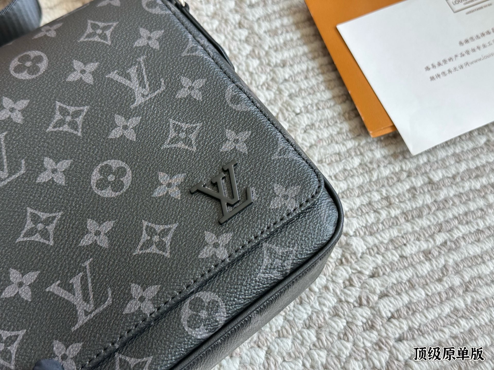 LV District Shoulder Bag - cnluxepick