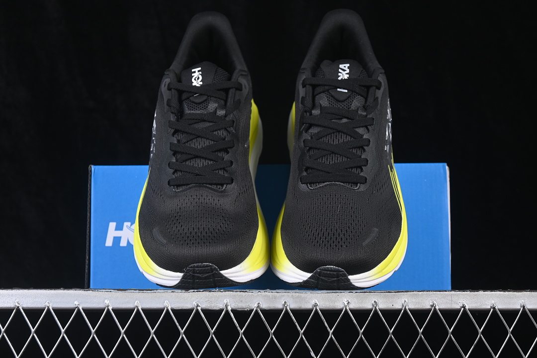 HOKA One One Clifton 11
