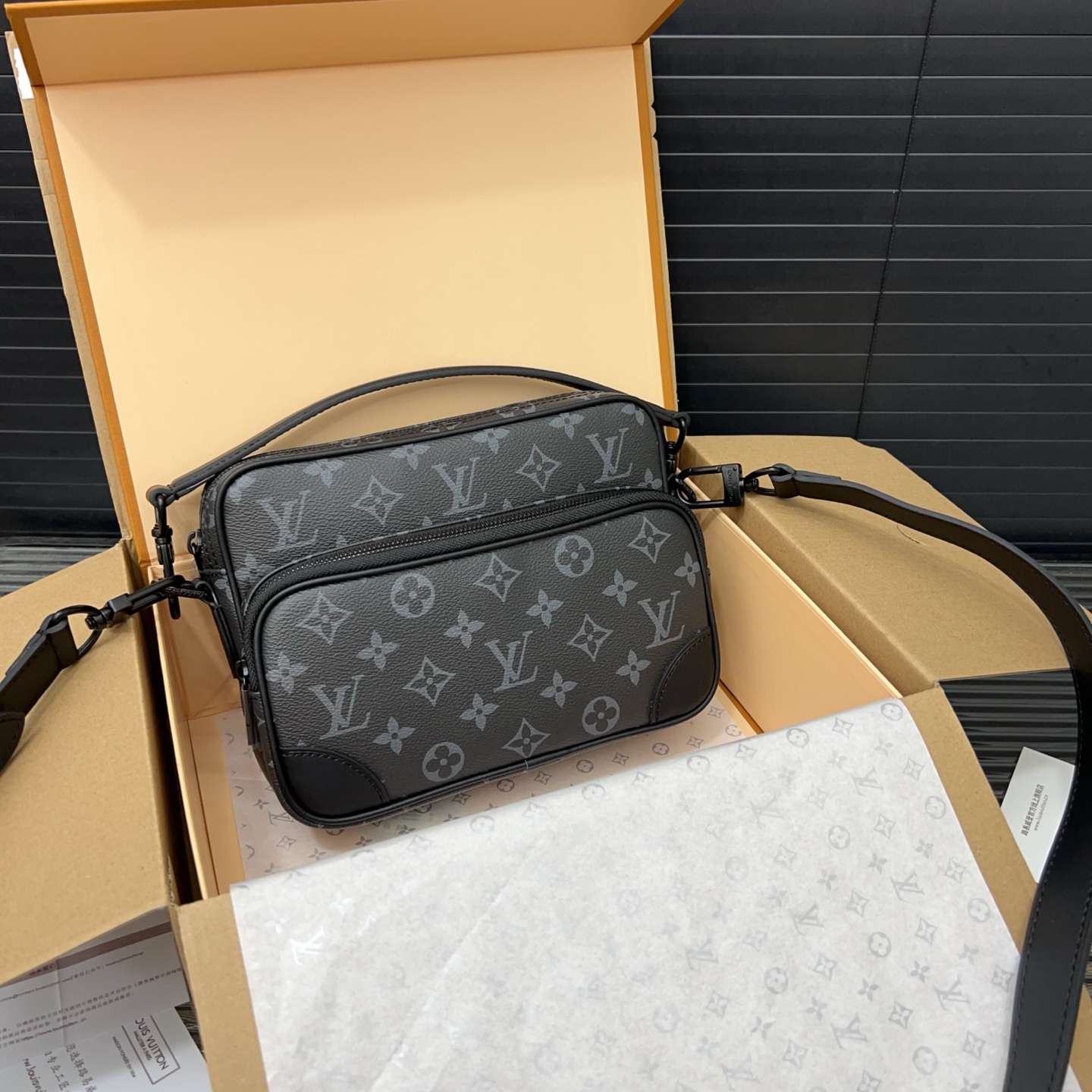 Louisvuitton classic versatile messenger bag - cnluxepick