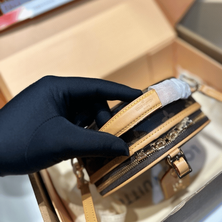 Louis Vuitton Petite Boite Chapeau Mini Monogram 7.1 Inches M44699