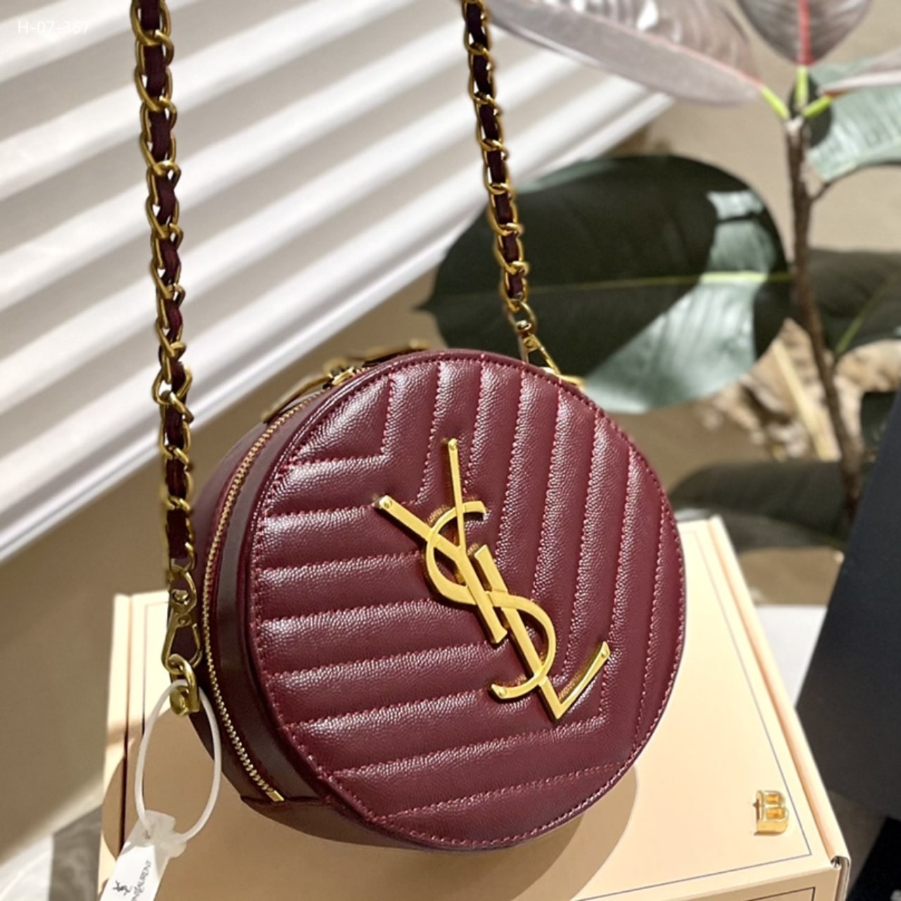 Saint Laurent Vinyle Round Camera Bag In Chevron Quilted Grain De Poudre Embossed Leather Red 18Cm