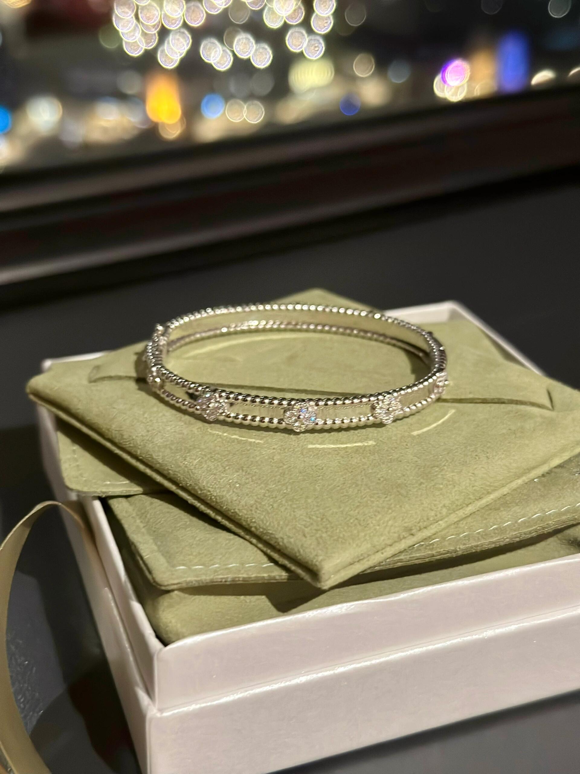 Van Cleef & Arpels Kaleidoscope Bracelet - cnluxepick