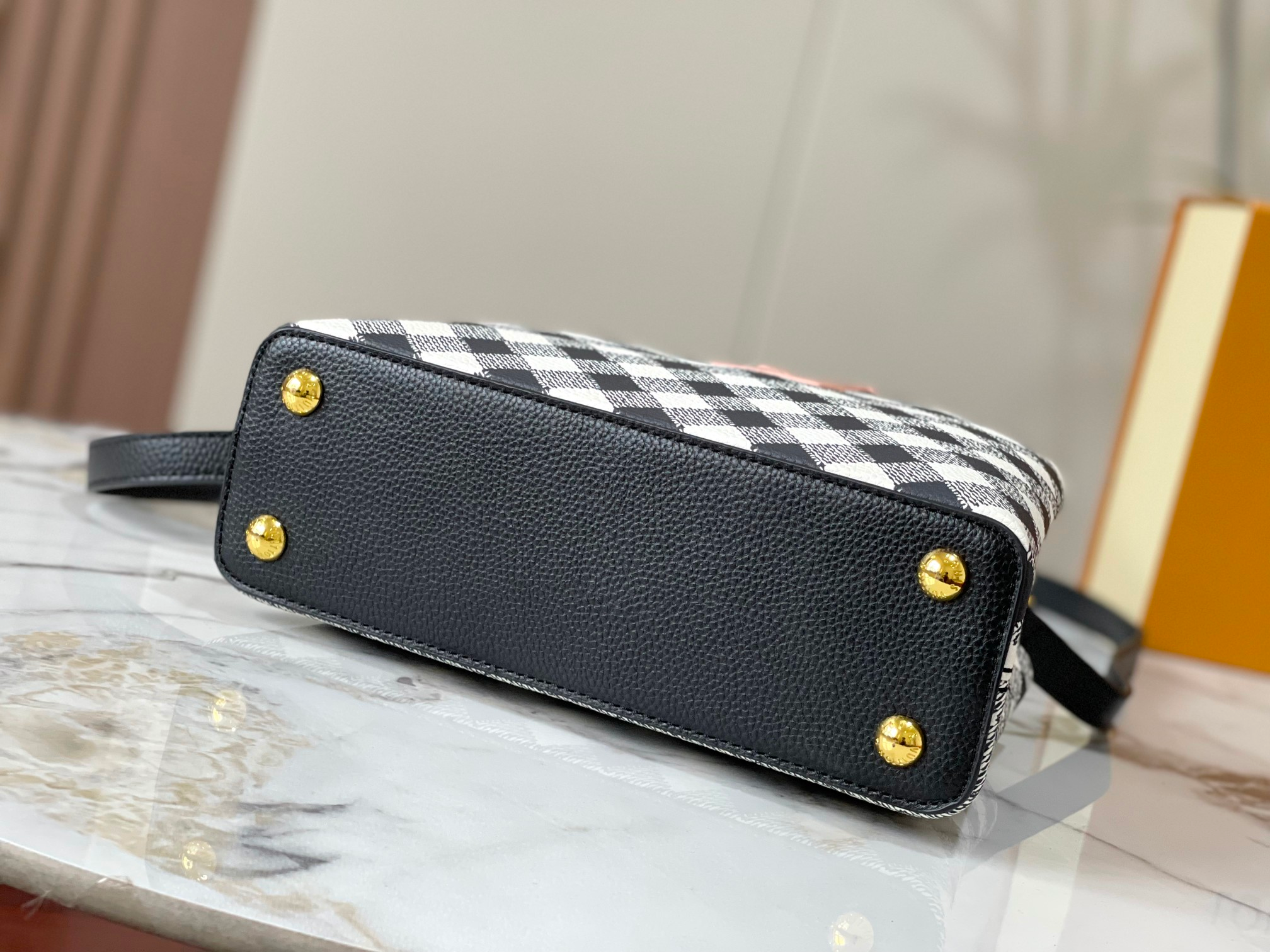 Louis Vuitton Capucines Black 32Cm M20716