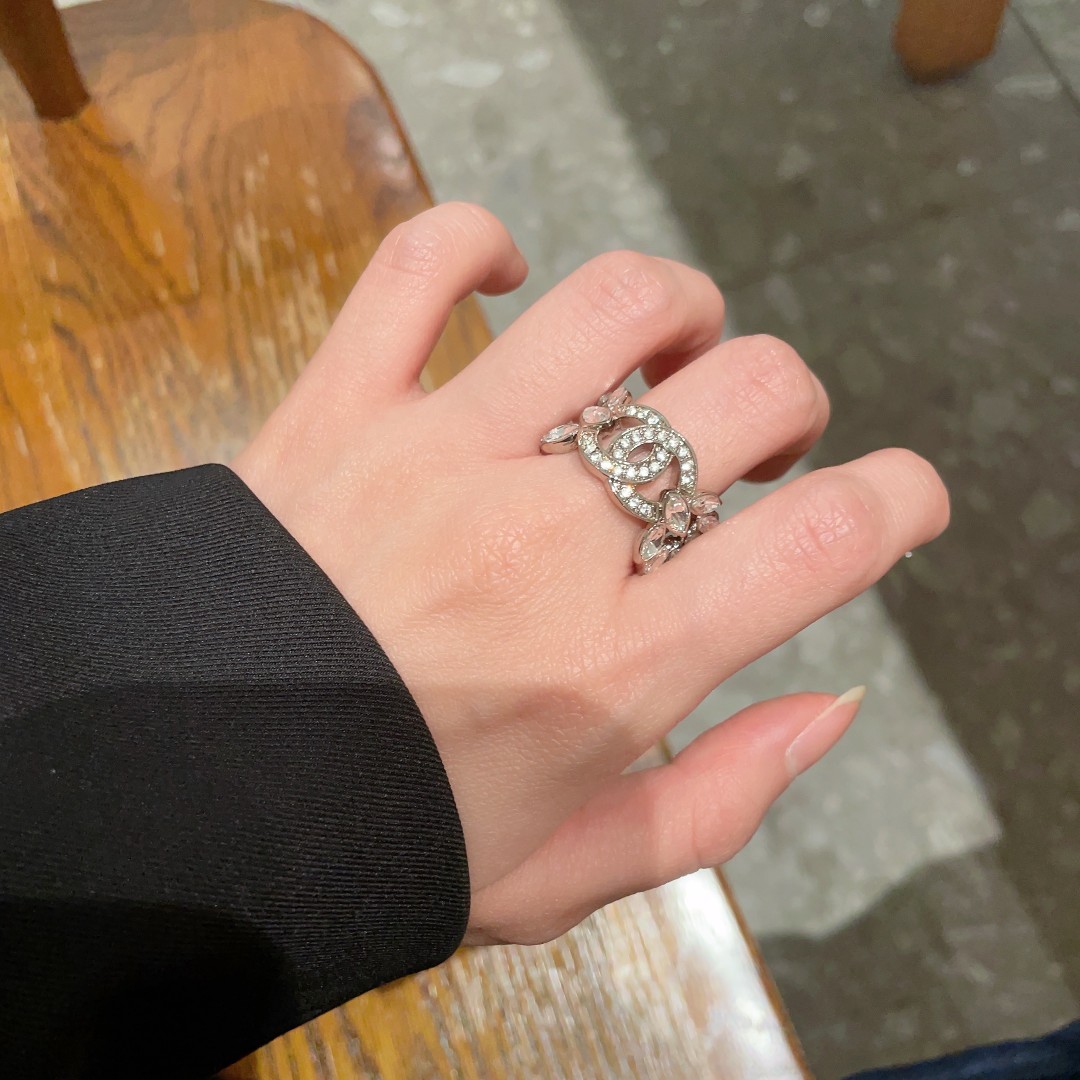 Chanel double C shaped ring is exquisite and versatile - cnluxepick
