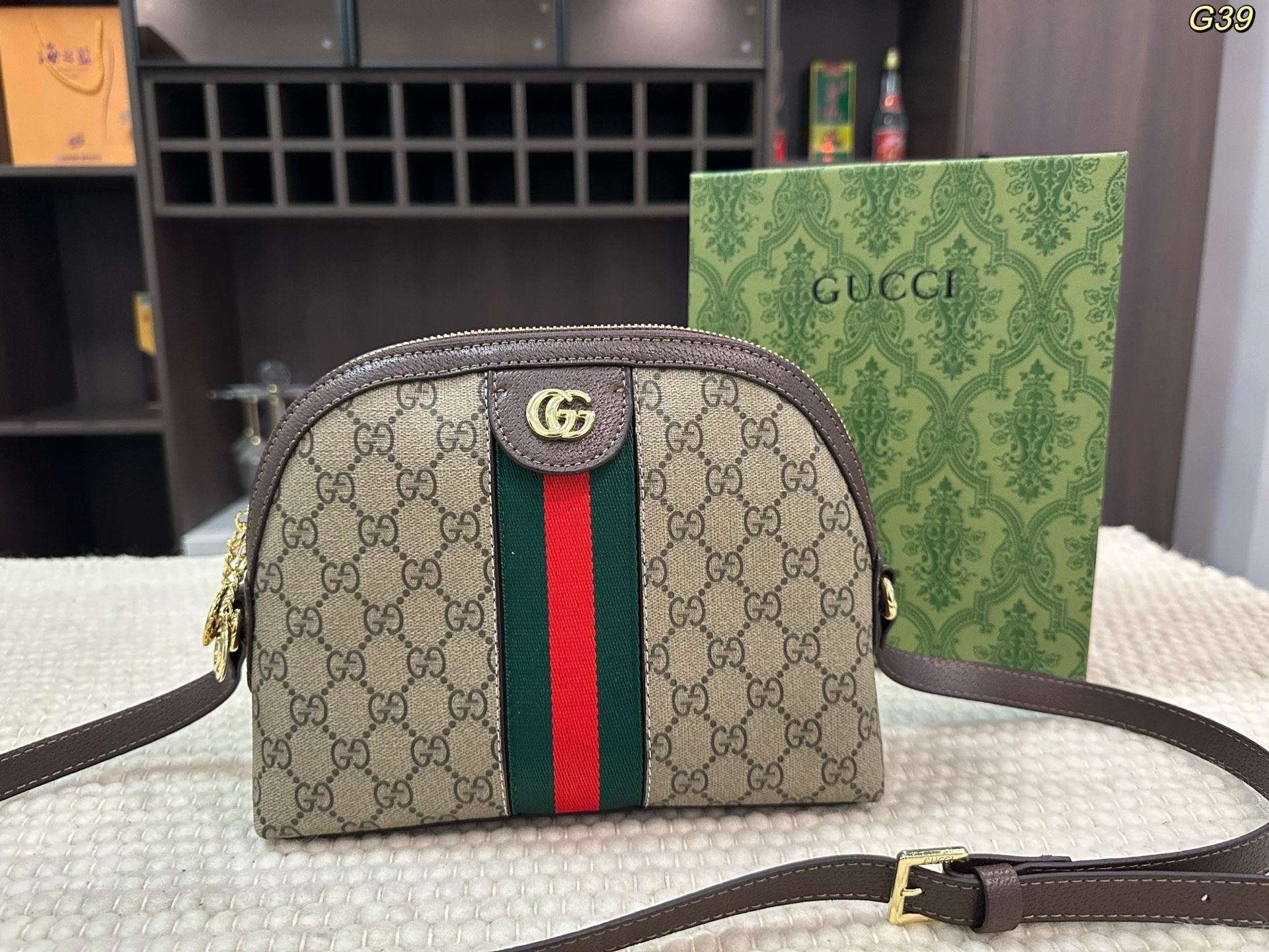 Gucci GG crossbody shell bag - cnluxepick