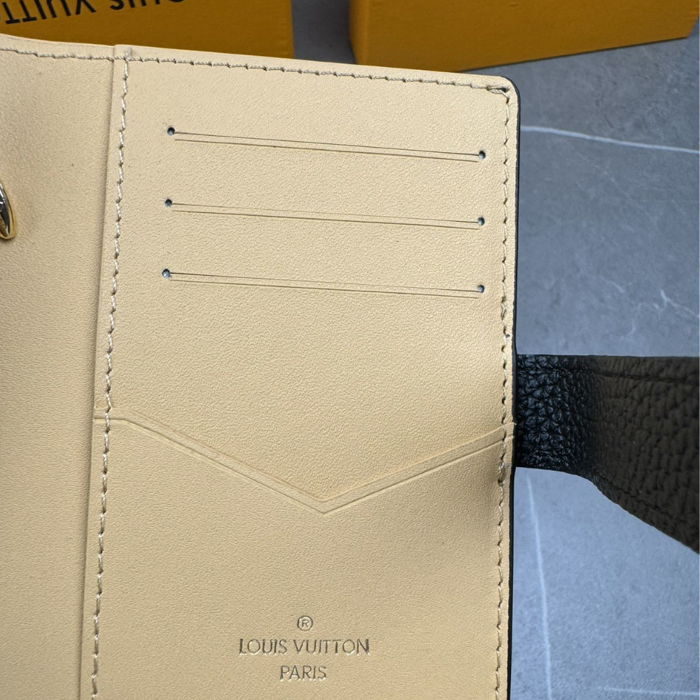 Louis Vuitton Vertical Compact Wallet Capucines Taurillon Black / Arizona Beige 3.5 Inches M82198