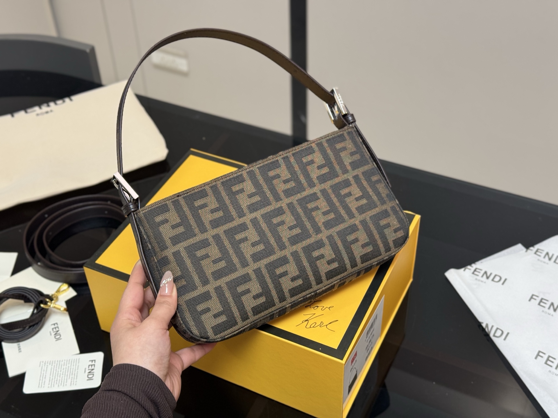 Fendi new style handbag with detachable shoulder strap - cnluxepick