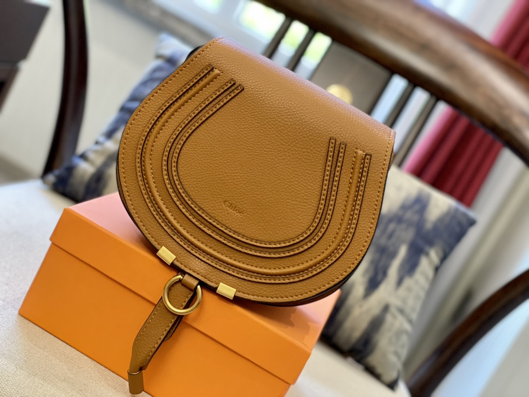 CHLOE'   MARCIE Marcie Small leather shoulder bag with logo engraving - cnluxepick