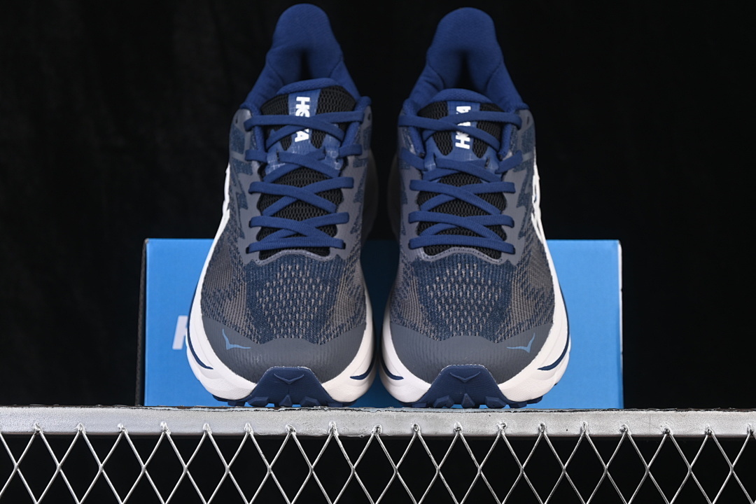 HOKA One One Challenger 8