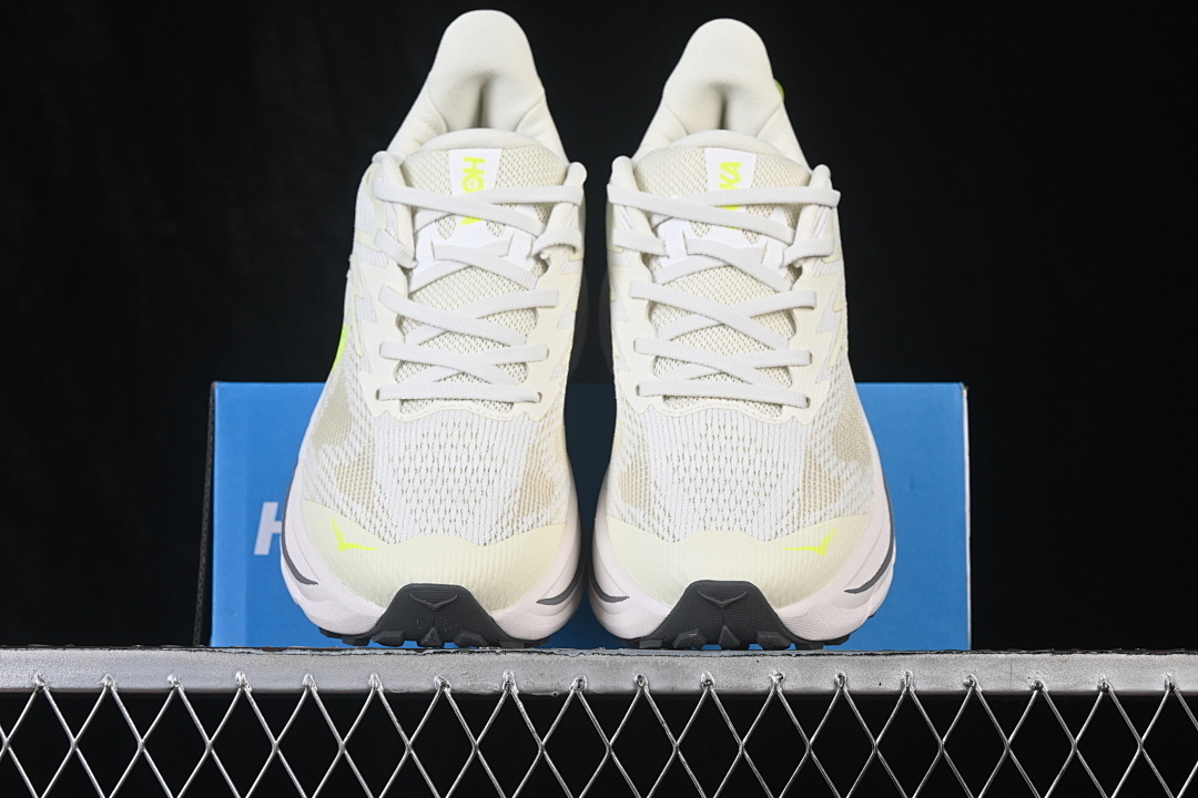 HOKA One One Challenger 8
