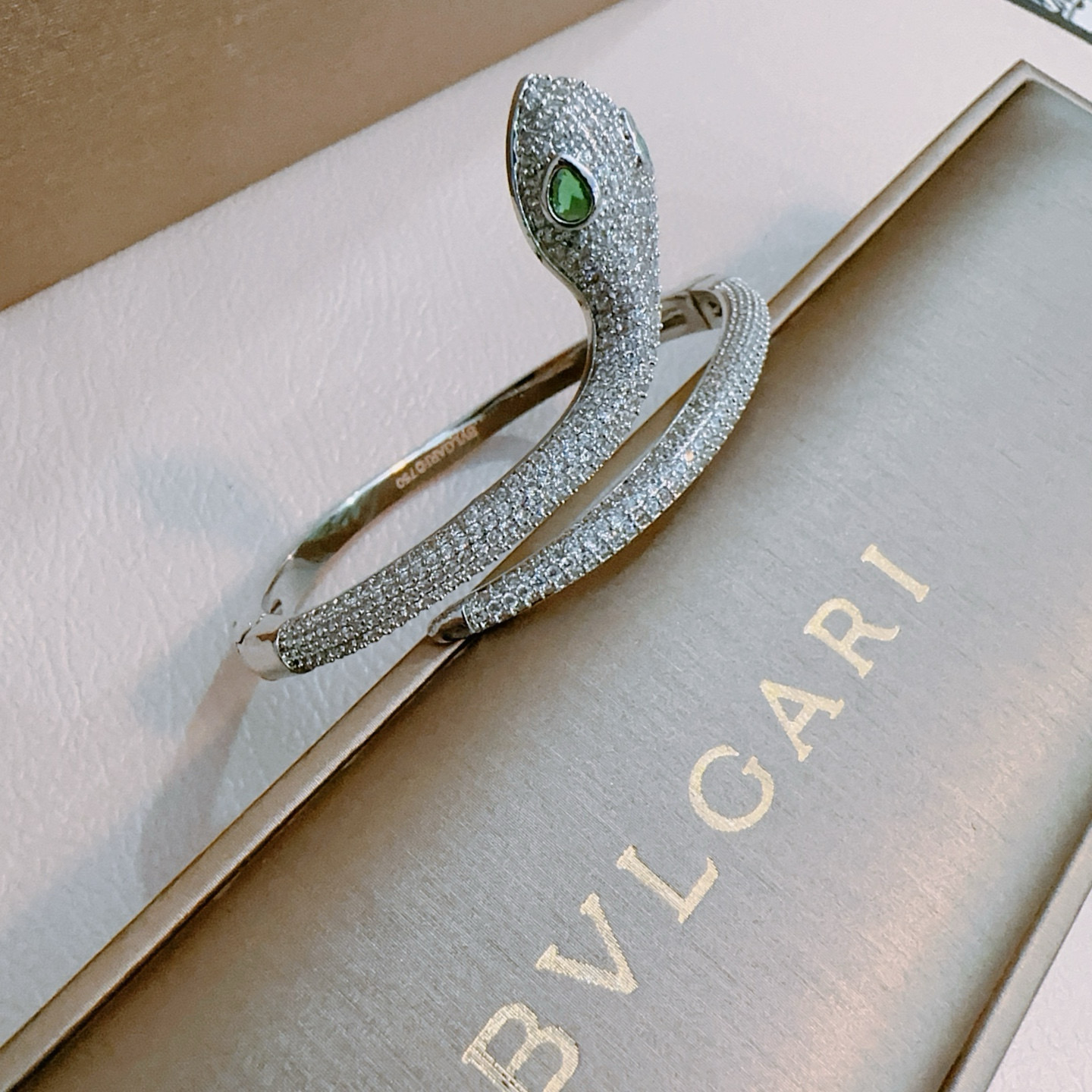 Bvlgari bracelet V gold material - cnluxepick