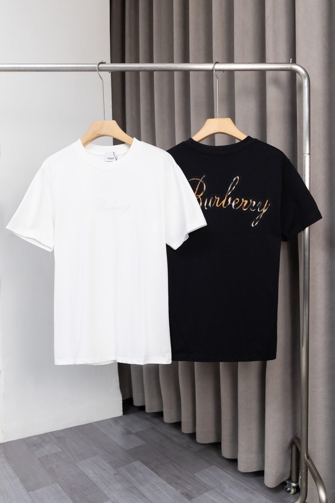 Burberry Embroidered T-Shirt - cnluxepick