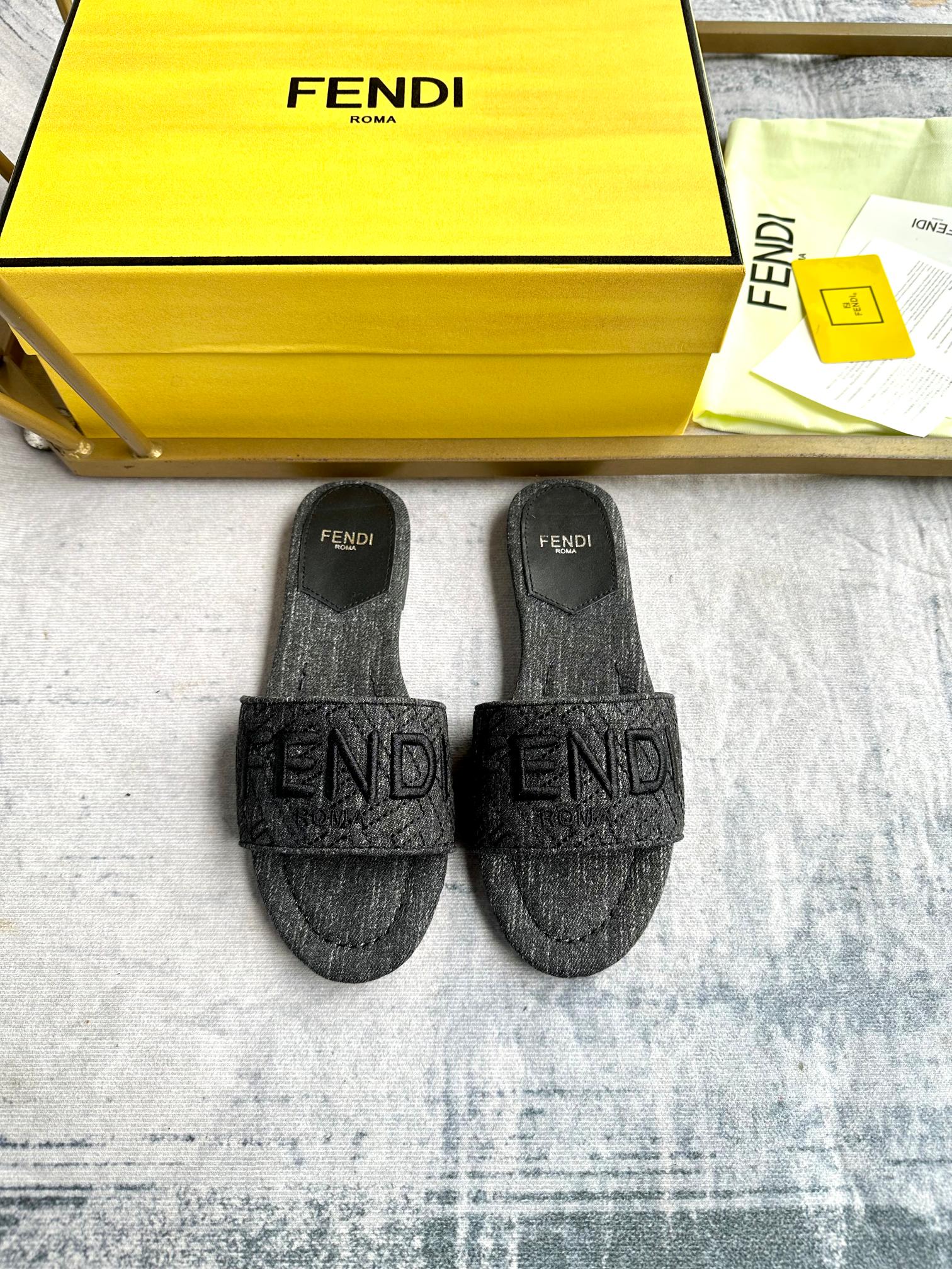 FENDI wide-strap flat sandals - cnluxepick