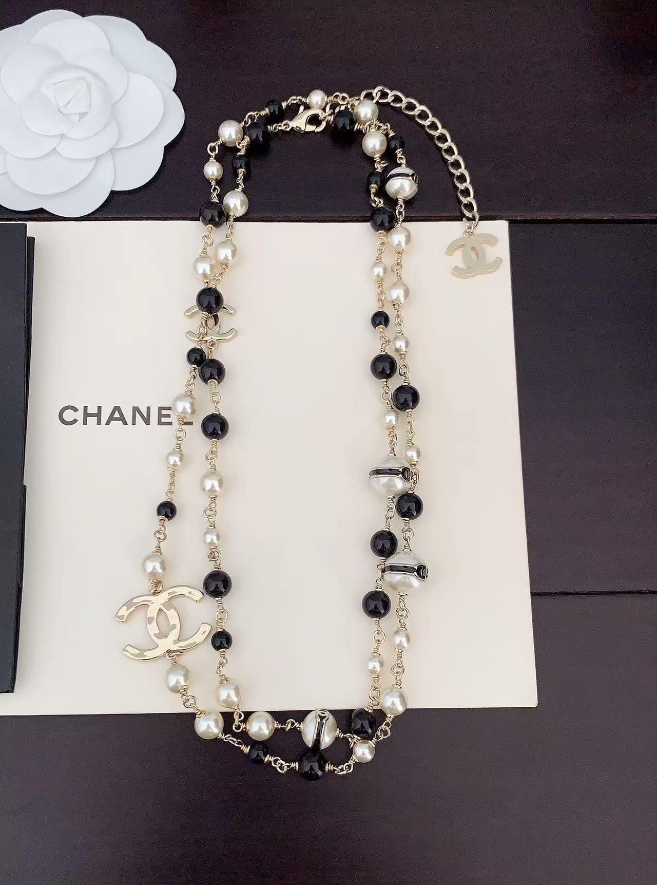 Chanel black and white pearl necklace - cnluxepick