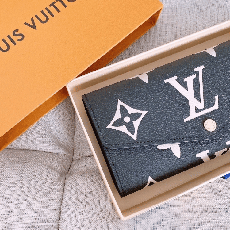 Louis Vuitton Sarah Wallet Black/Beigemonogram 7.5 Inches