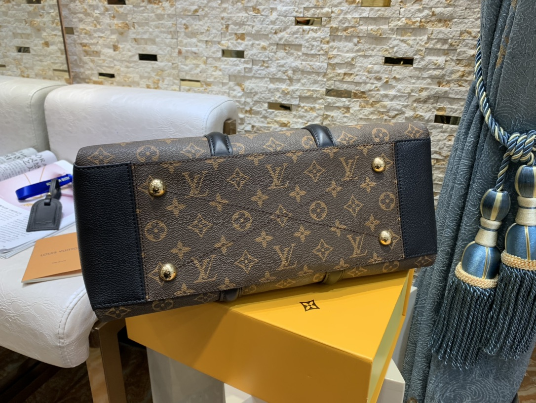 Louis Vuitton Soufflot Mm 36Cm Black