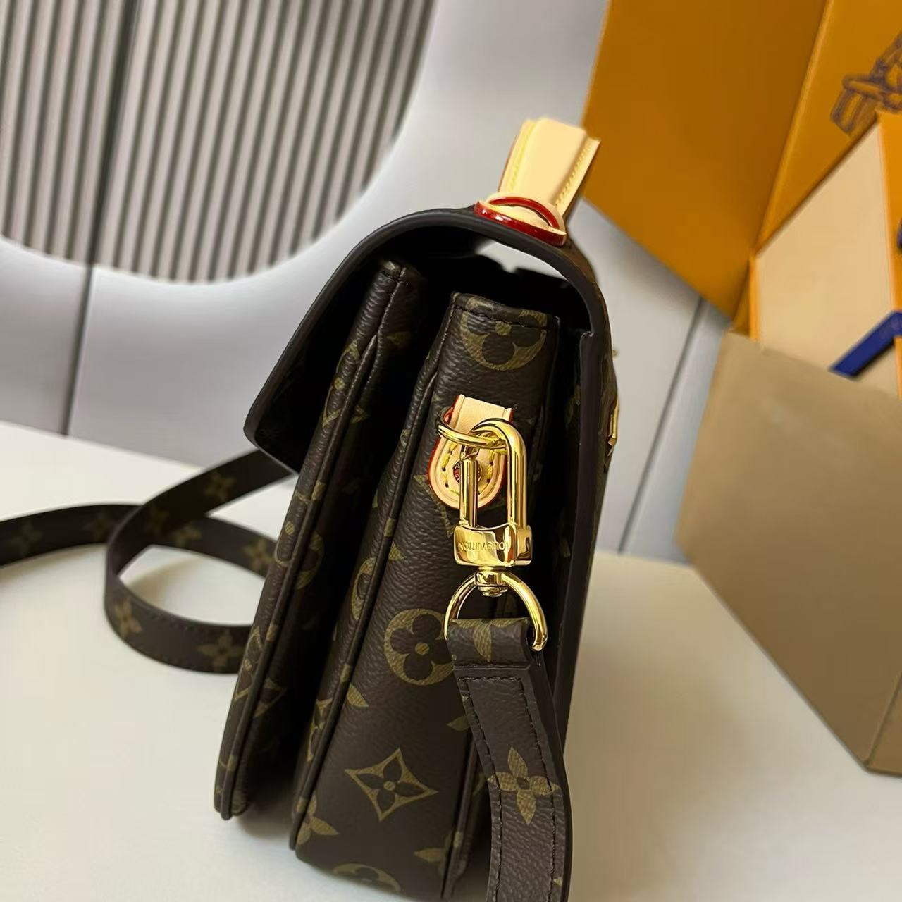 12A Top Quality LV Messenger Bag - cnluxepick