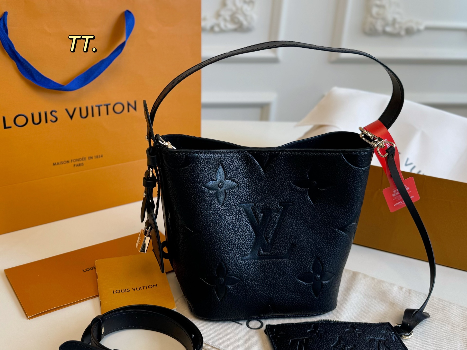 Louis Vuitton's new embossed 25Allinbb presbyopic bucket bag - cnluxepick