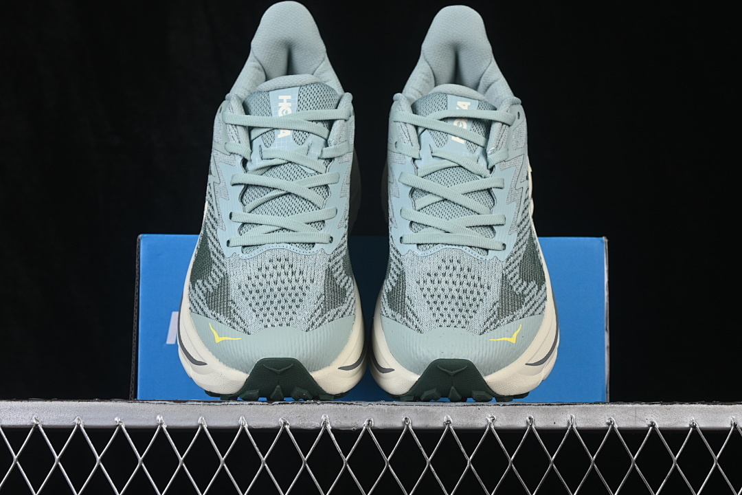 HOKA One One Challenger 8