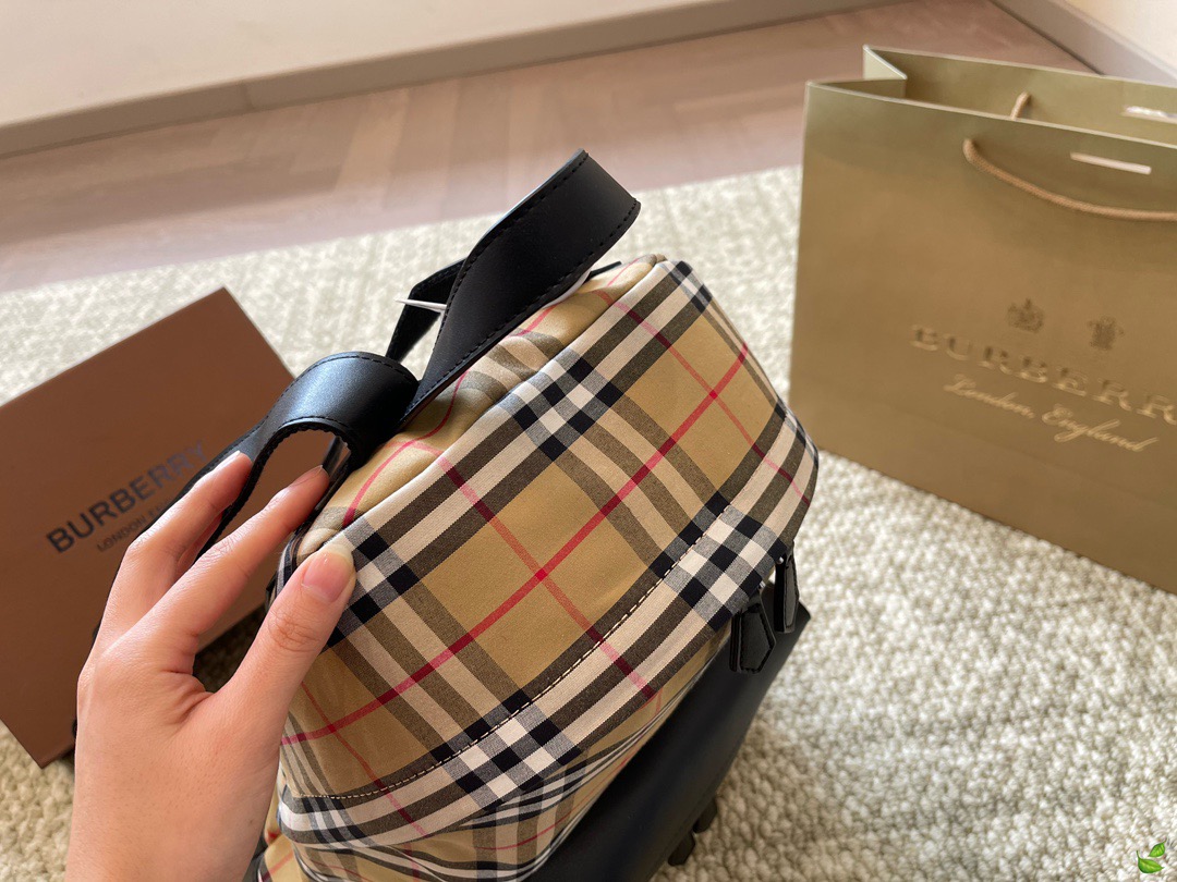 Burberry classic backpack - cnluxepick