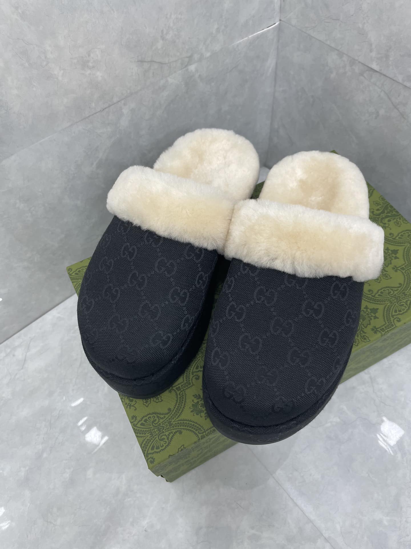 Gucci Slipper Mit Gg Horsebit Monogram In Black