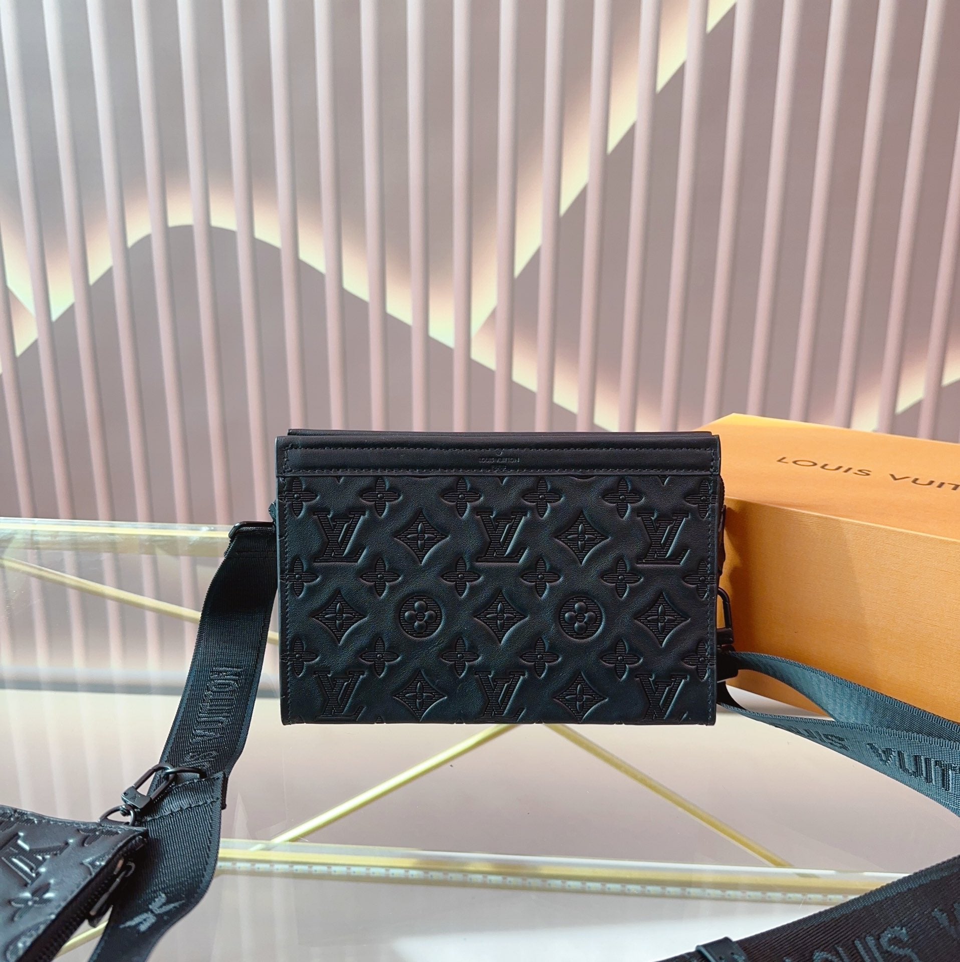 Louis Vuitton Gaston Wearable Black 22Cm M81115