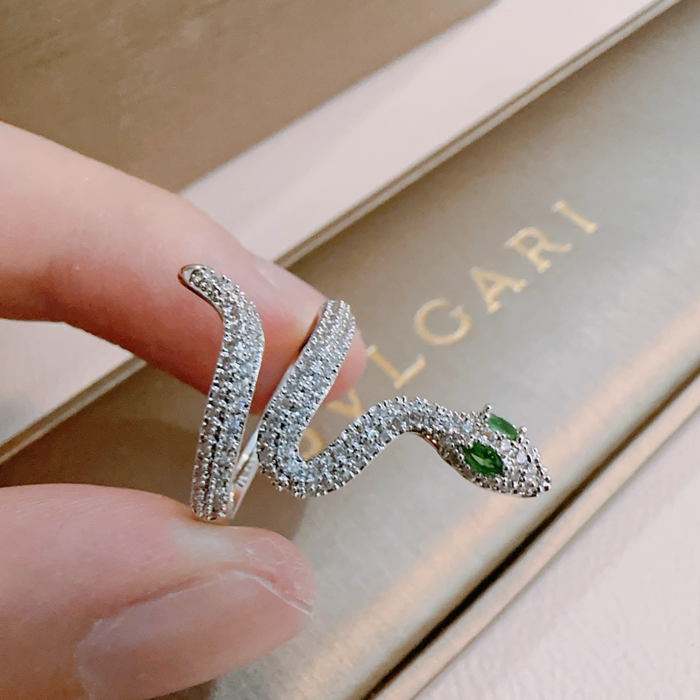 Bvlgari ring V gold material - cnluxepick