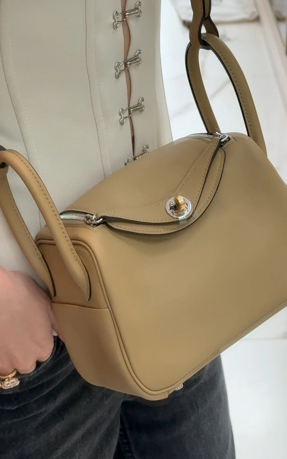Hermès Lindy Mini II Poussier Swift Electrum Hardware