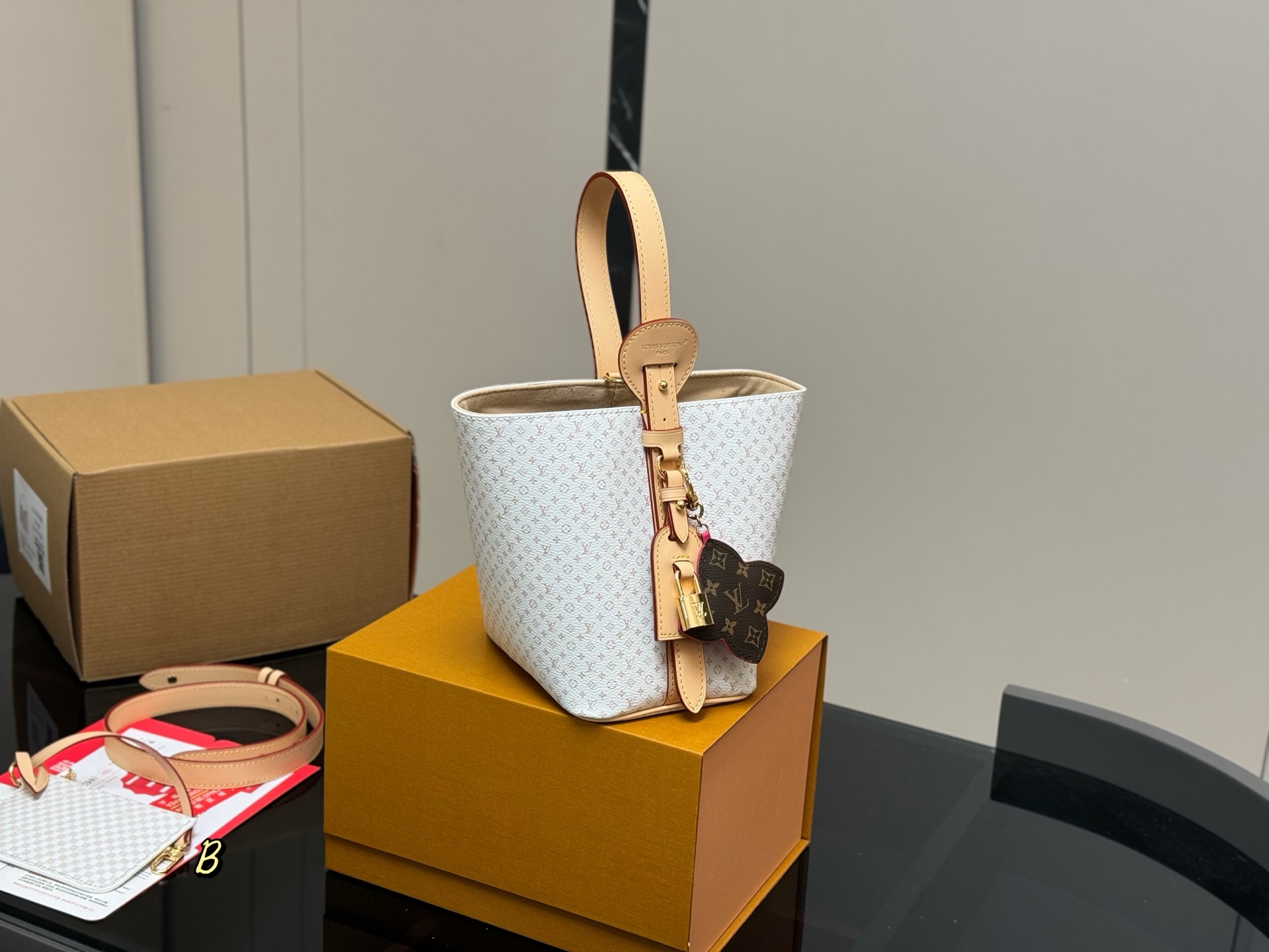 LV shoulder bucket bag - cnluxepick