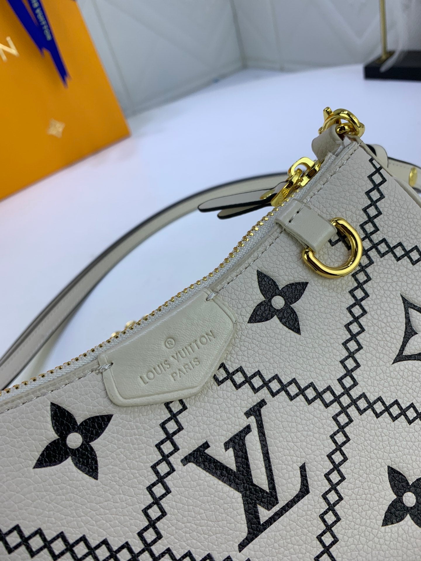 Louis Vuitton Easy Pouch On Strap White 19Cm