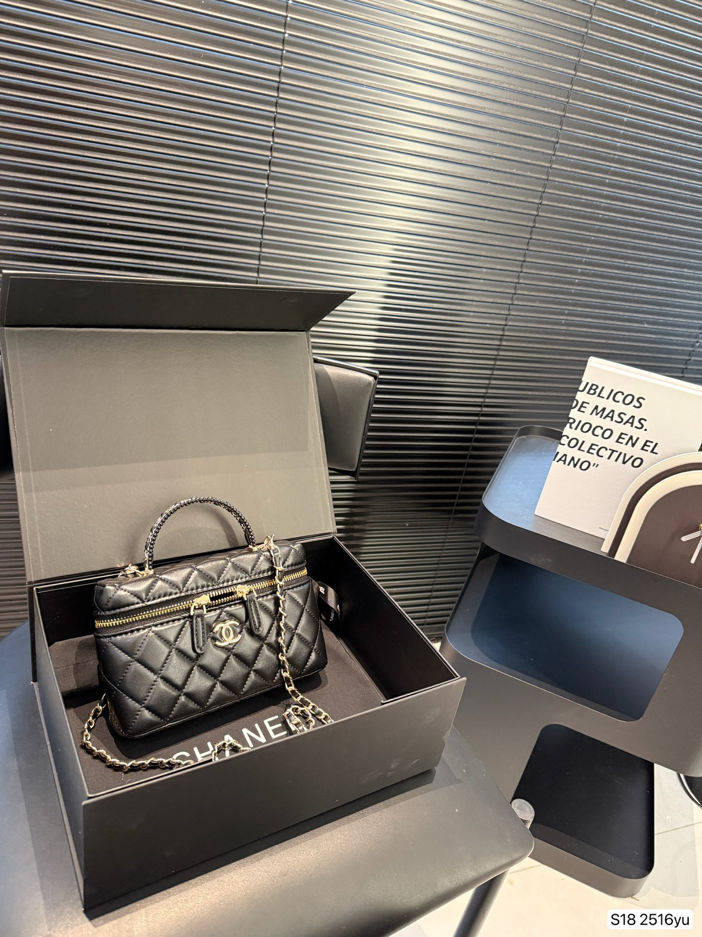 Chanel hand-held cosmetic bag - cnluxepick