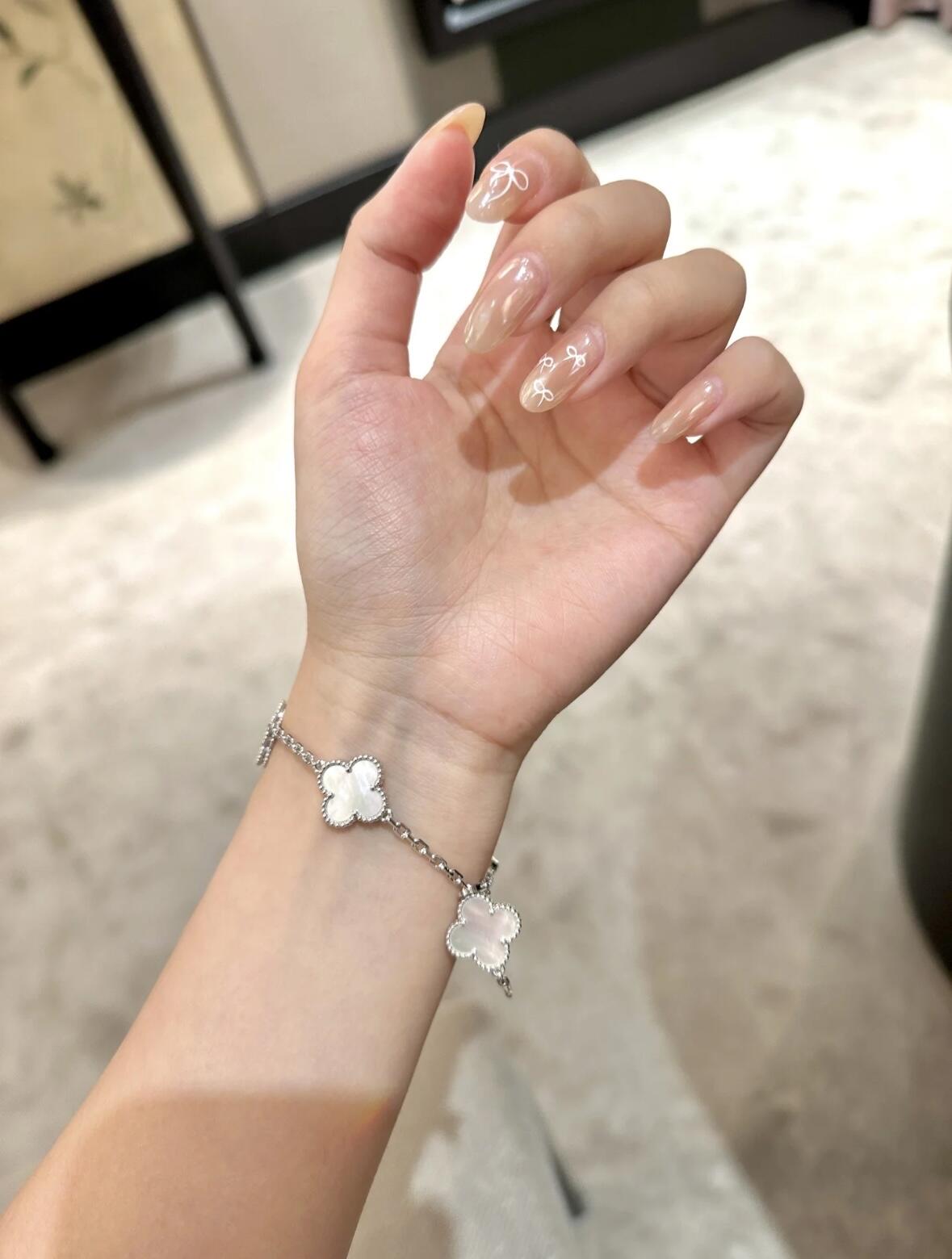 Van Cleef & Arpels White Mother-of-Pearl Four-Leaf Clover Five-Flower Bracelet - cnluxepick