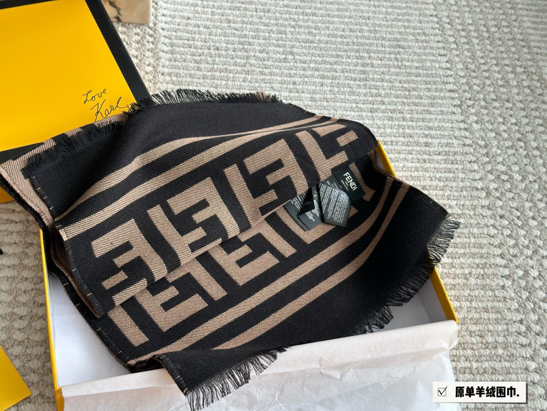 Fendi double-sided scarf - cnluxepick