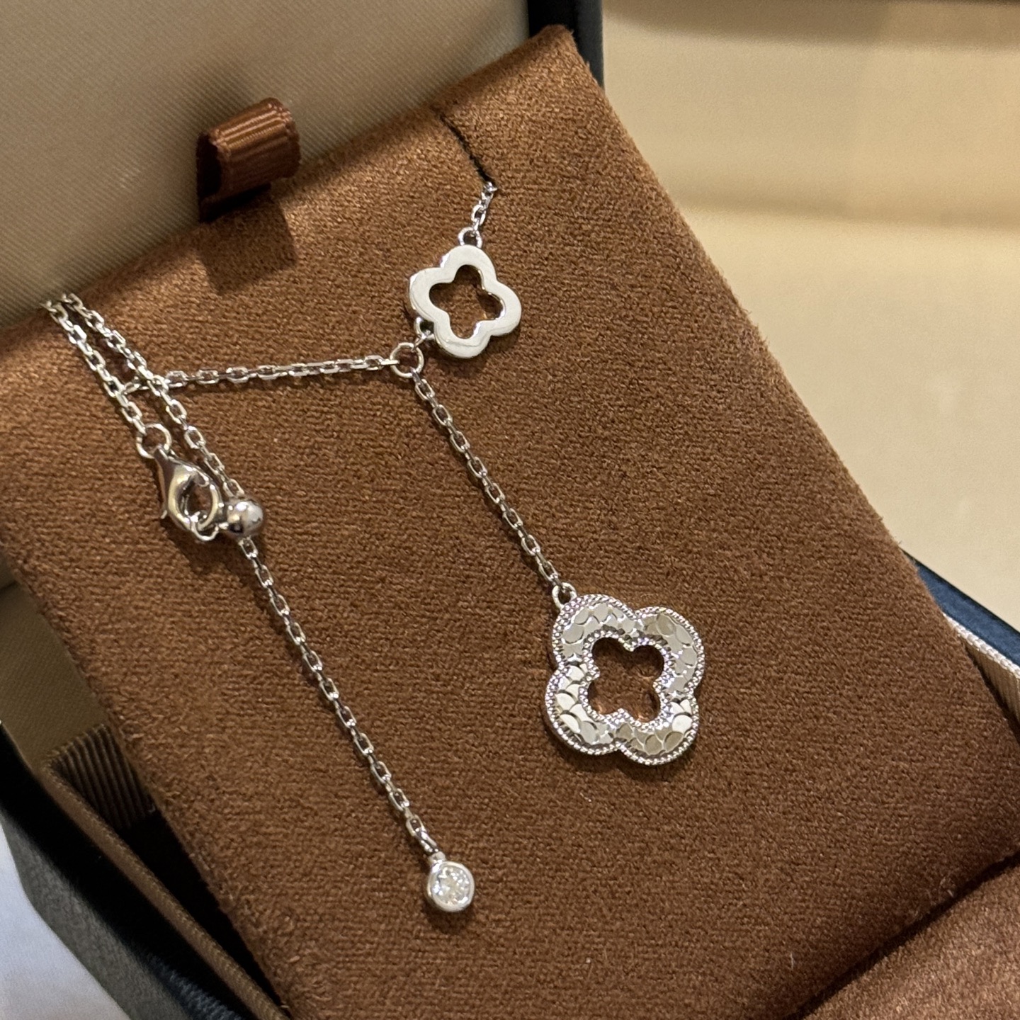 Double four-leaf clover hollow necklace - cnluxepick