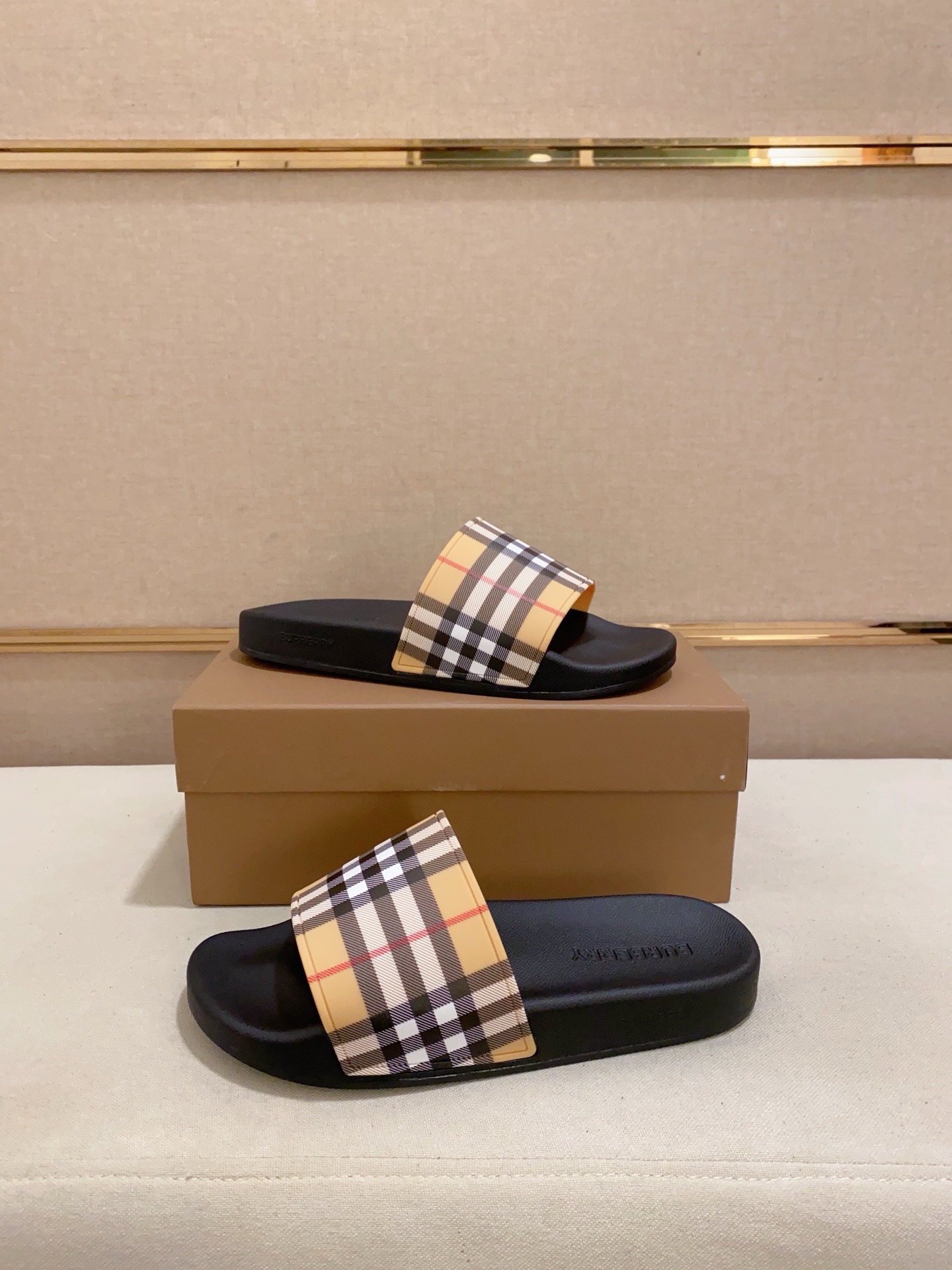 Burberry slippers - cnluxepick