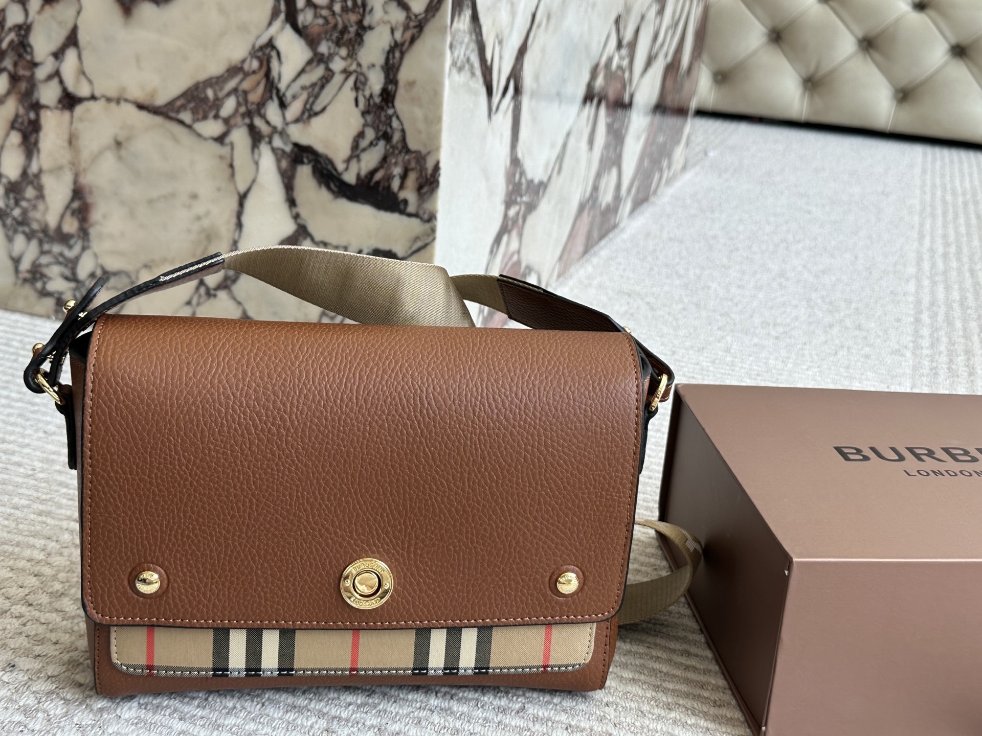 Burberry Classic Mag Messenger Bag - cnluxepick