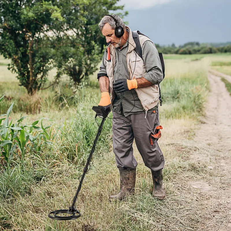 Professional-Grade Gold Metal Detector for Adults – High-Sensitivity Model with Backlit LCD Screen