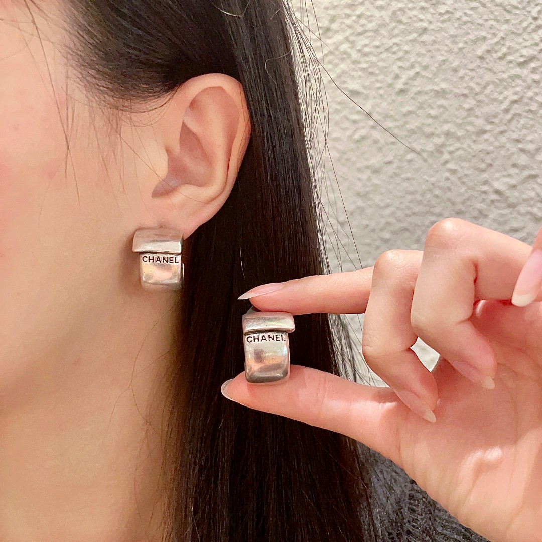 Chanel classic letter earrings - cnluxepick