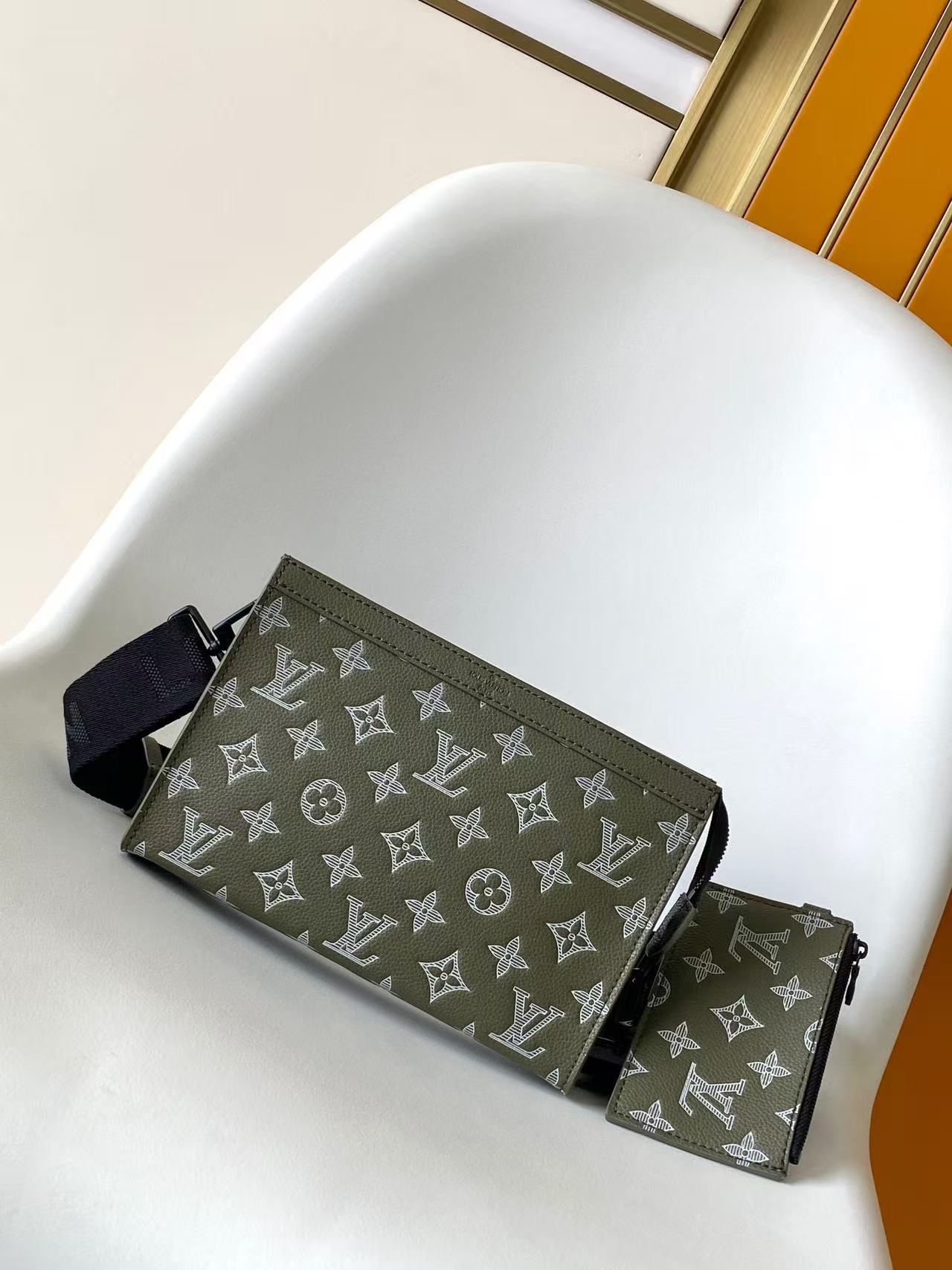 LV Pochette Voyage Dark Green M13197
