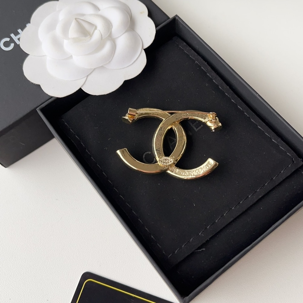 Chanel Cc Brooch Black And White