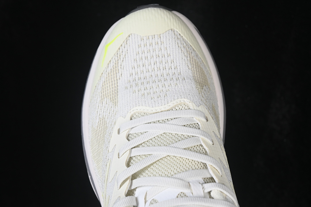 HOKA One One Challenger 8