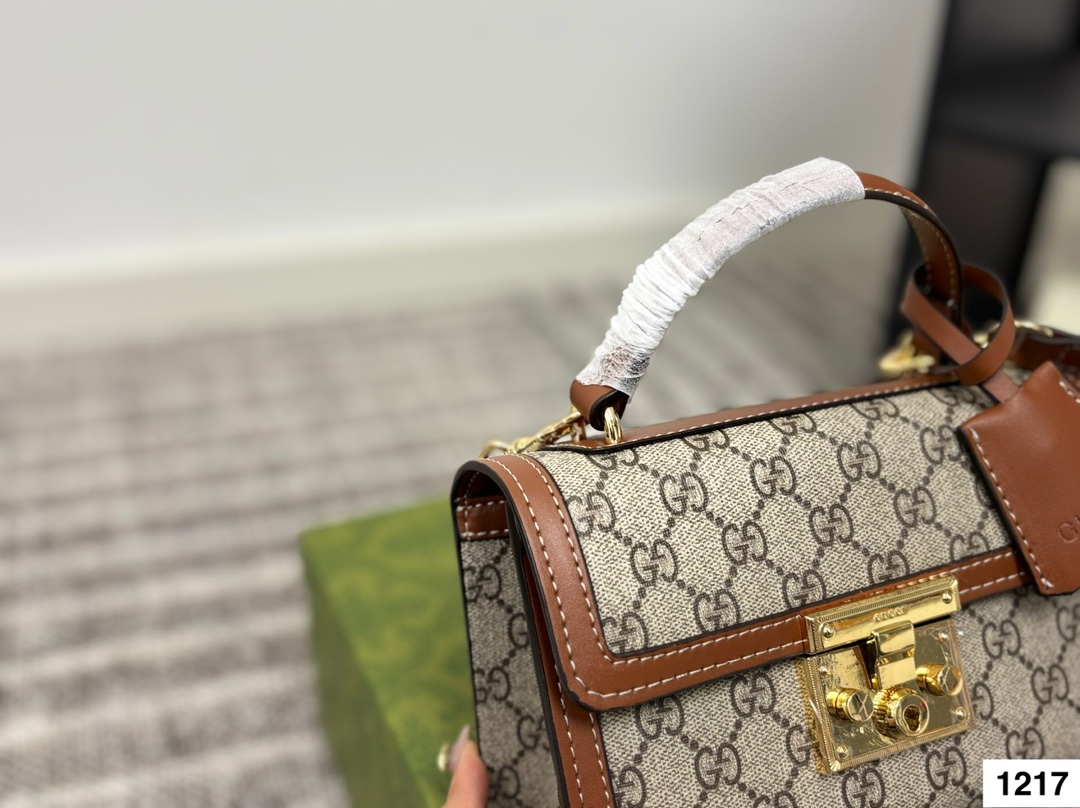 Gucci Padlock Handbag - cnluxepick