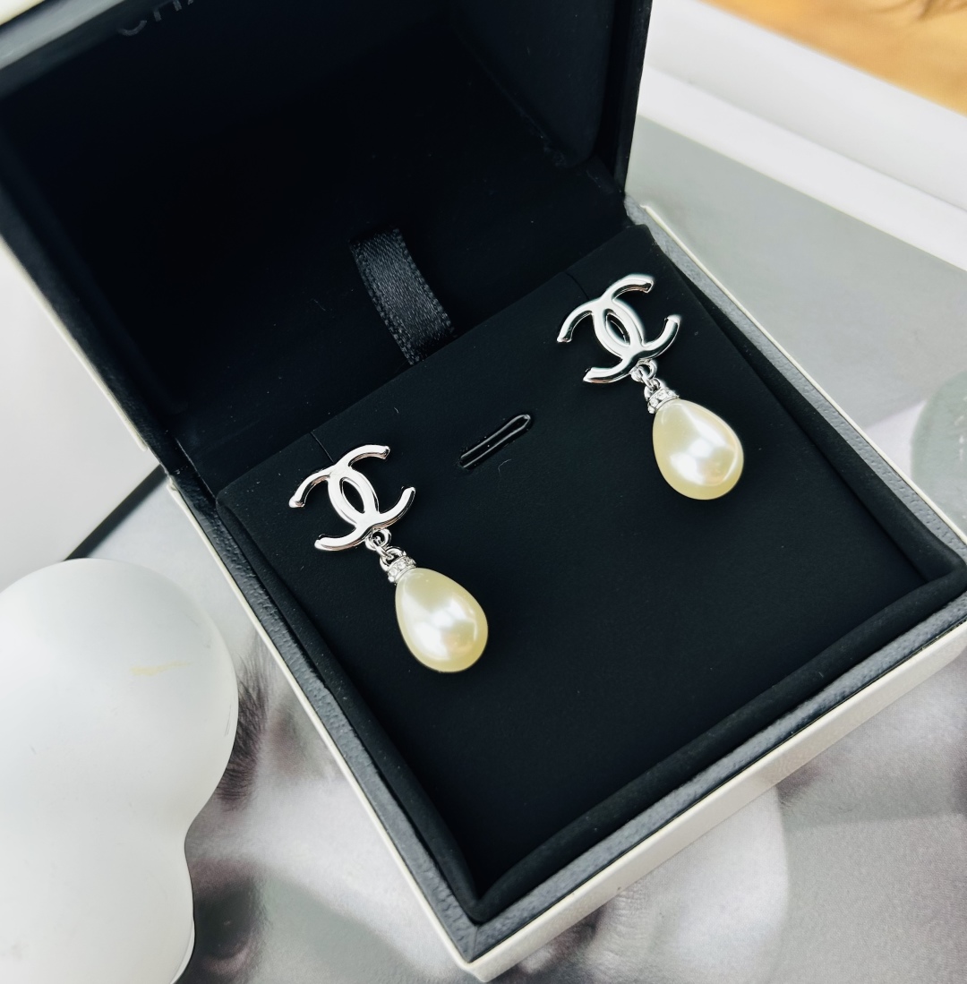 Chanel pearl earrings - cnluxepick