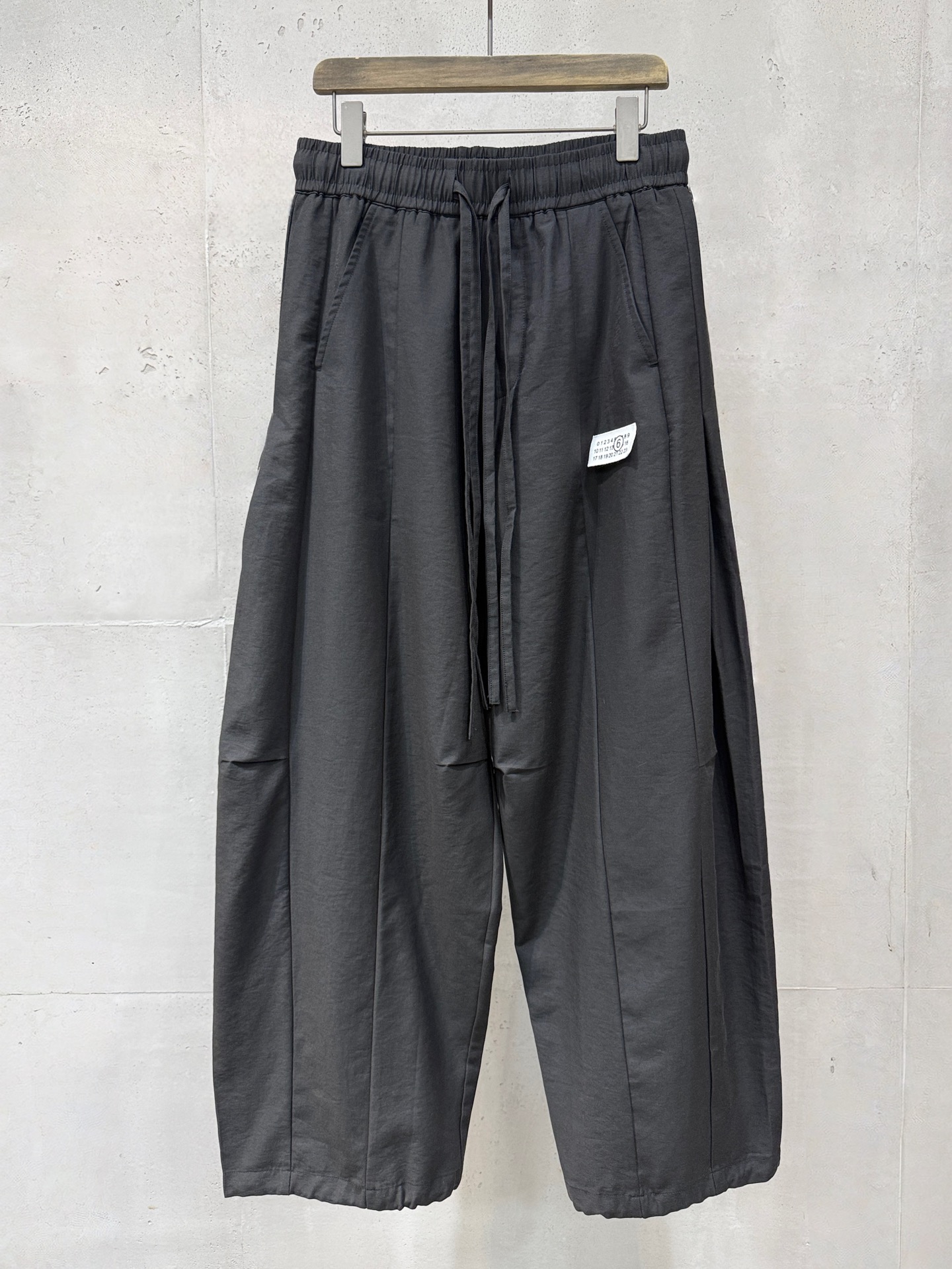 メゾンマルジェラ  パンツ コピーMaison Margiela 新作！リネンのワイドパンツ – 夏にぴったりのカジュアル