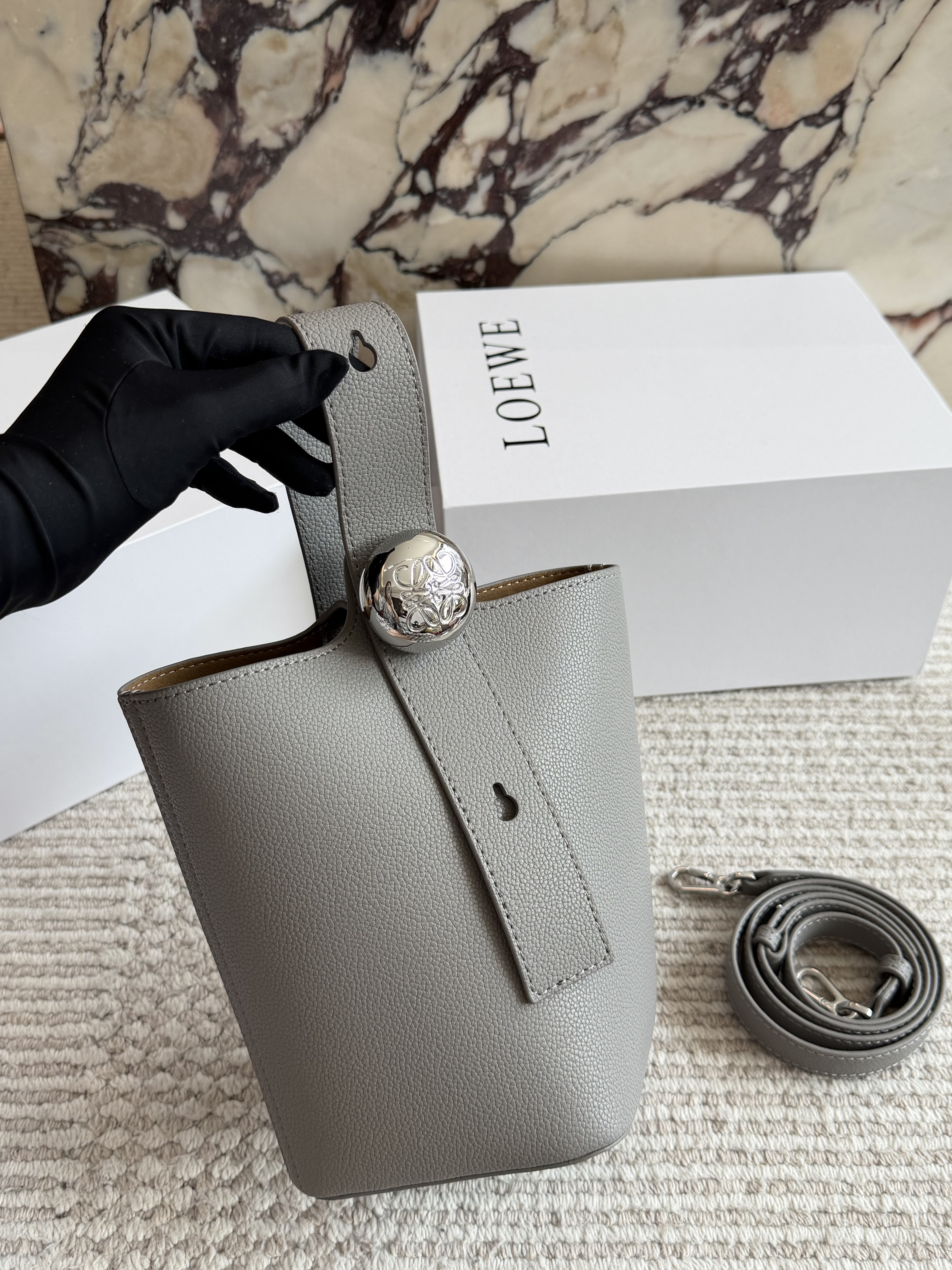 Loewe Pebble Bucket Bag - cnluxepick