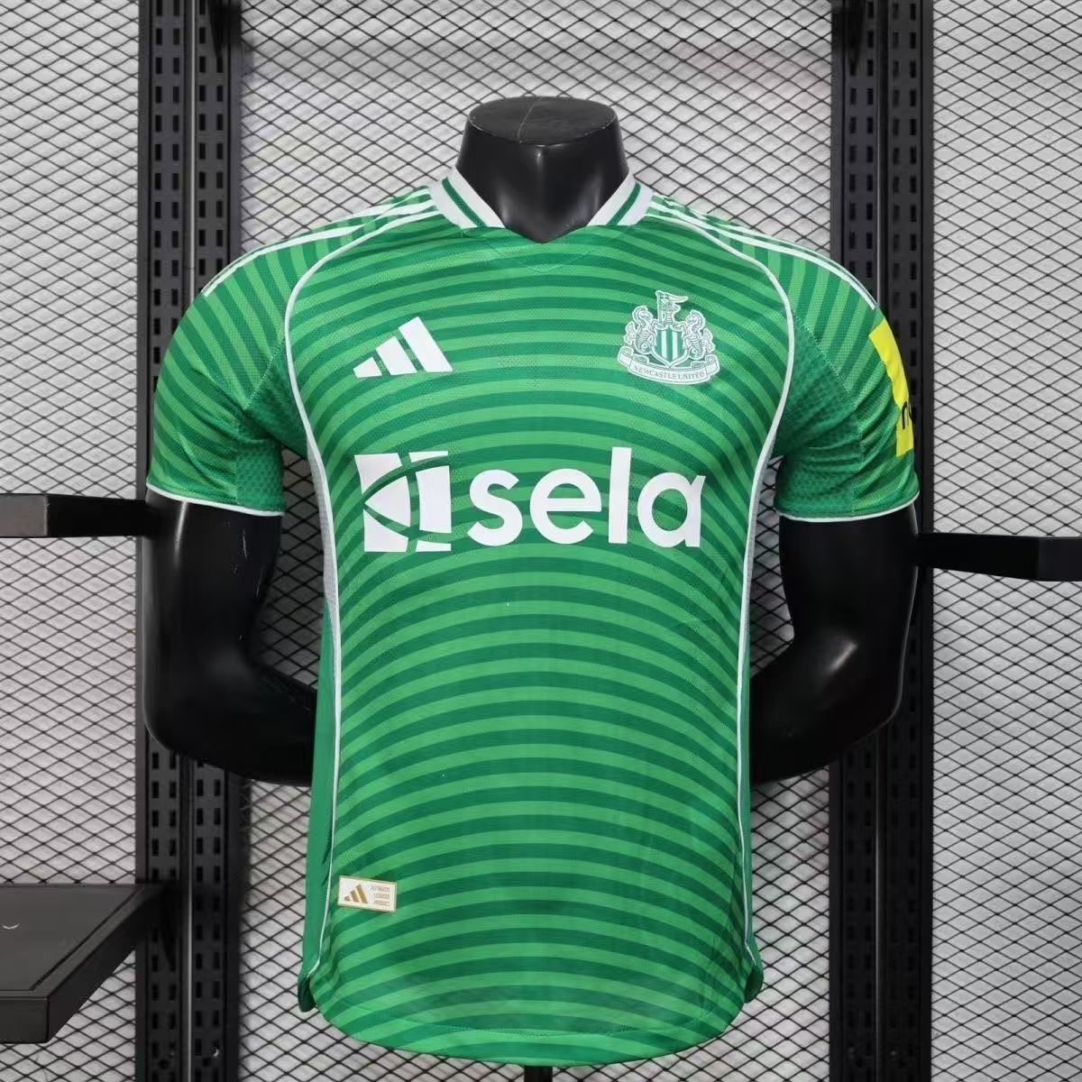Newcastle 25-26 away player version jersey