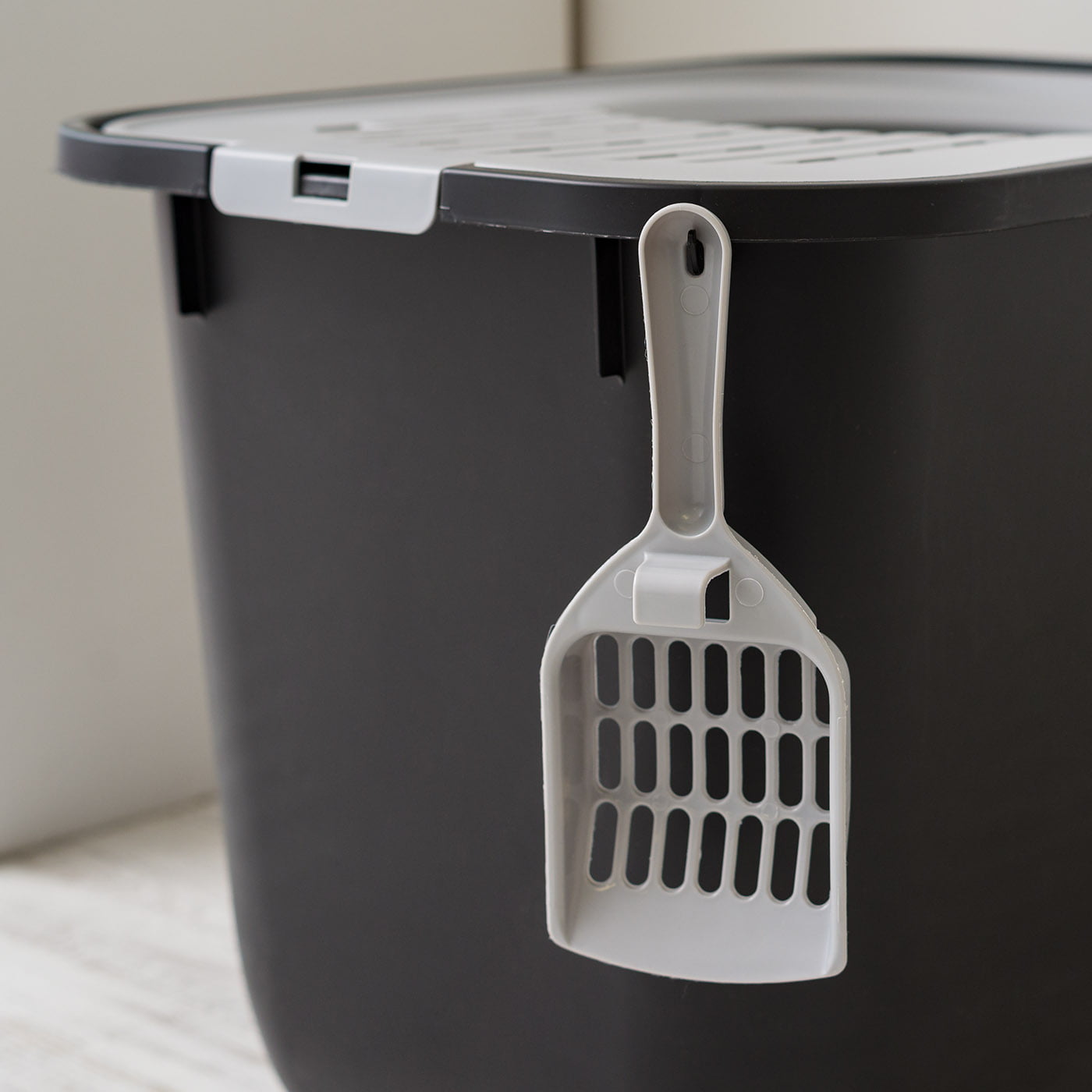 IRIS USA Top Entry Cat Litter Box with Scoop